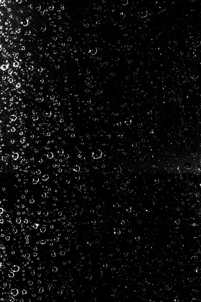 Водопровідні бульбашки на темряві — стокове фото