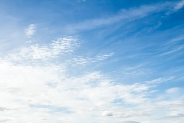 Blauwe lucht wolken — Stockfoto