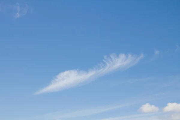 Синє небо хмари — стокове фото