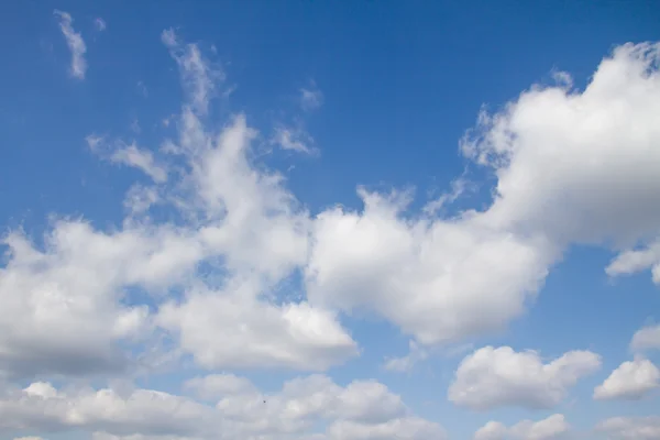 Wolken am blauen Himmel — Stockfoto