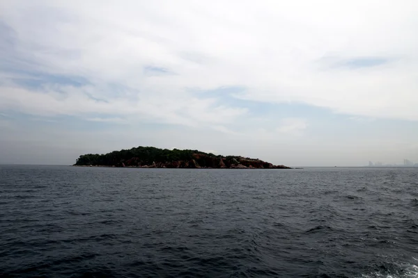 바다에 떠 있는 섬 — 스톡 사진