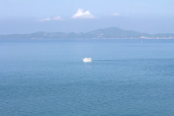Лодка на синем море — стоковое фото