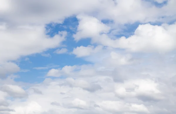 Weiße Wolken am Himmel — Stockfoto