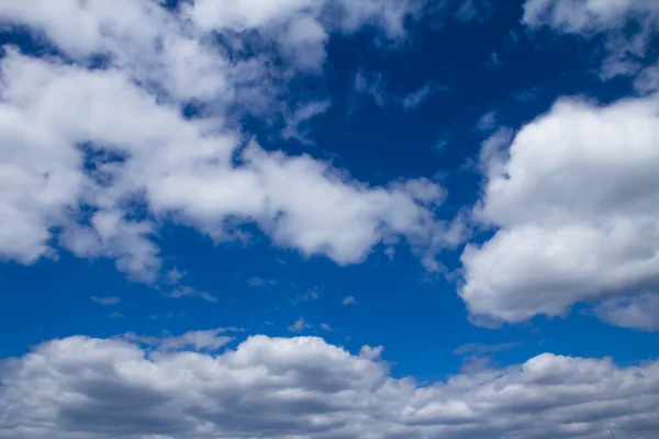 Witte wolken op sky — Stockfoto