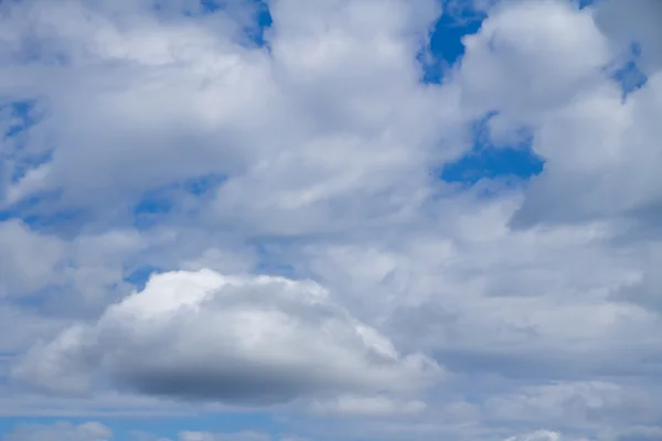 Witte wolken op sky Rechtenvrije Stockafbeeldingen