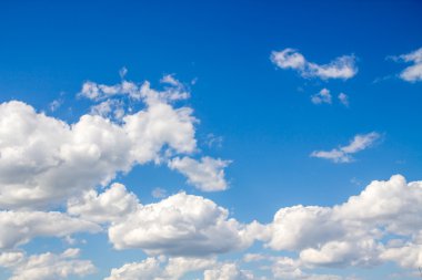 Beyaz kümülüs bulutları