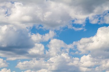 Beyaz kümülüs bulutları