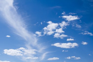 Bulutlu mavi gökyüzü