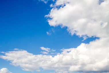 Bulutlu mavi gökyüzü