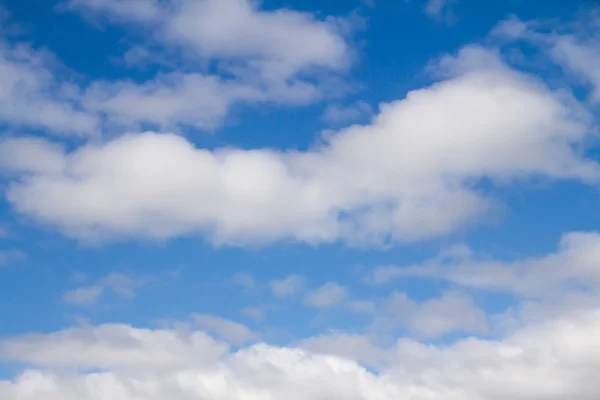 Белые облака на небе — стоковое фото