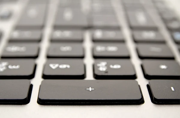 Svart tangentbord med vita bokstäver — Stockfoto