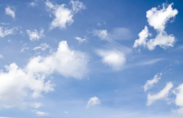 Céu azul com nuvens — Fotografia de Stock