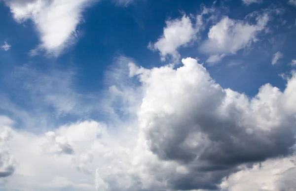 Blå himmel med moln — Stockfoto