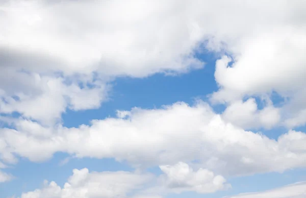 Blauwe lucht met wolken — Stockfoto