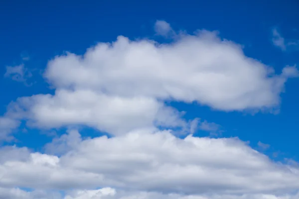 Grandi nuvole bianche — Foto Stock