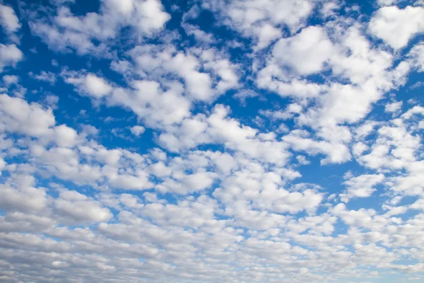 Wolken am blauen Himmel — Stockfoto