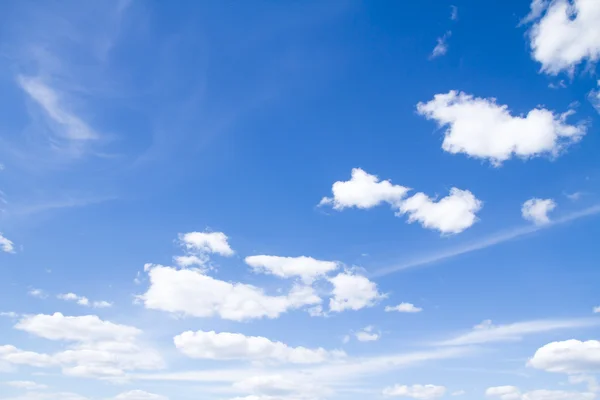 Nuages de ciel bleu — Photo