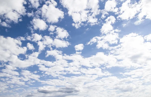 Blauwe lucht met wolken — Stockfoto