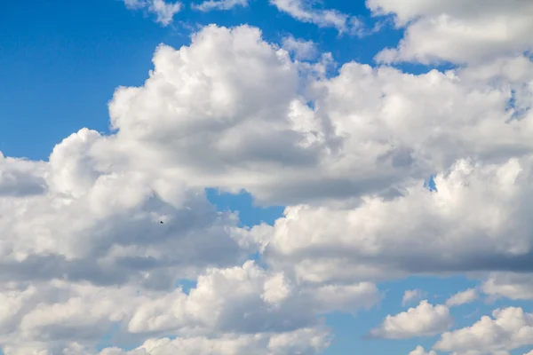 Blauwe lucht met wolken — Stockfoto