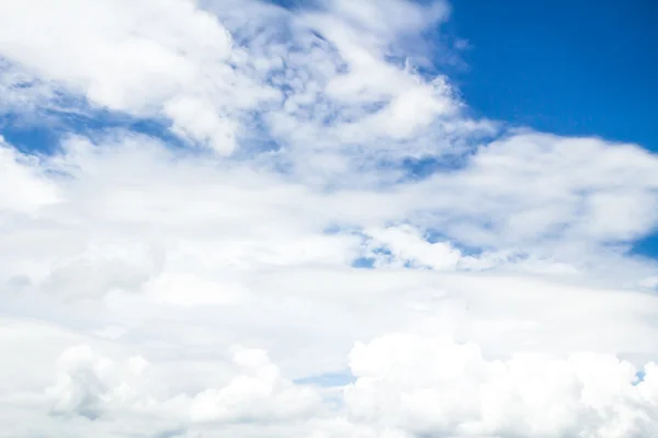 Céu azul com nuvens — Fotografia de Stock