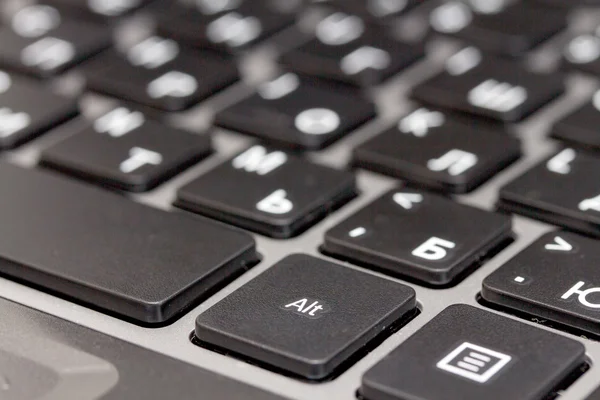 Черная клавиатура с белыми буквами — стоковое фото
