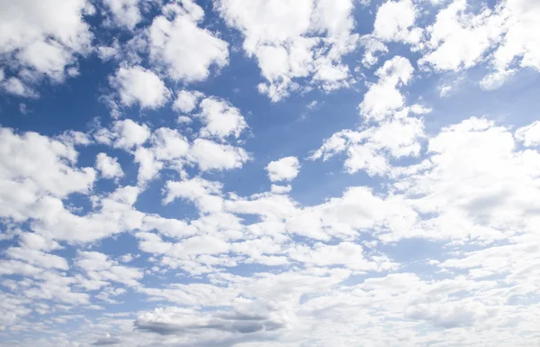 Cielo azul con nubes Imágenes de stock libres de derechos