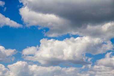 Bulutlu mavi gökyüzü