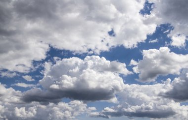 Bulutlu mavi gökyüzü