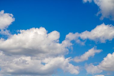 Bulutlu mavi gökyüzü