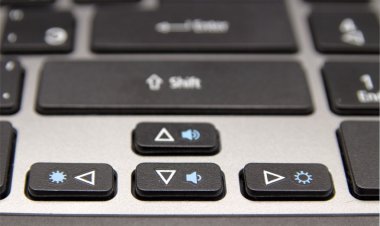 Beyaz harflerle siyah klavye