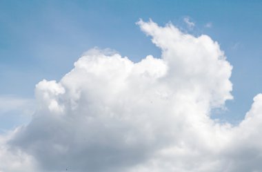 Bulutlu mavi gökyüzü