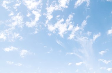 Mavi gökyüzünde kümülüs bulutları