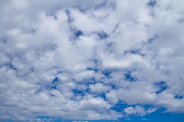 Cielo azul con nubes —  Fotos de Stock