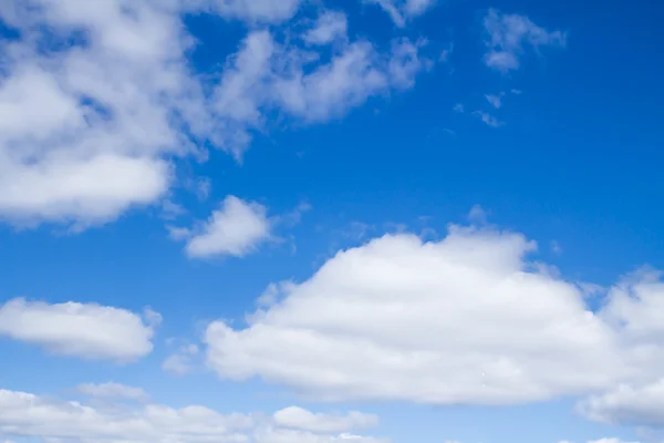 Blå himmel med moln — Stockfoto