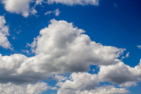 Céu azul com nuvens — Fotografia de Stock