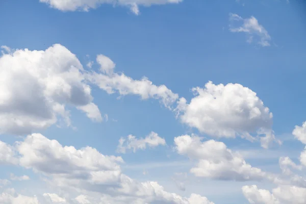 Blauwe lucht met wolken — Stockfoto