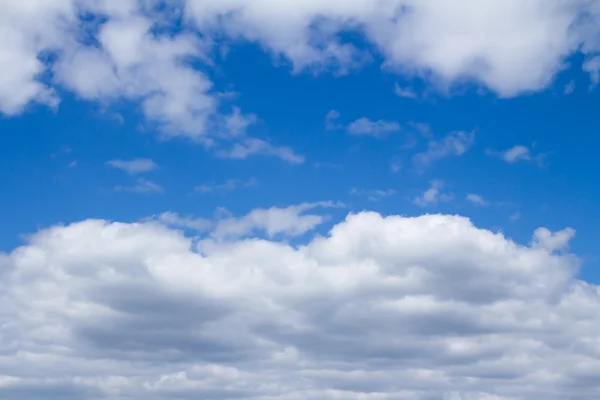 Blauwe lucht met wolken — Stockfoto