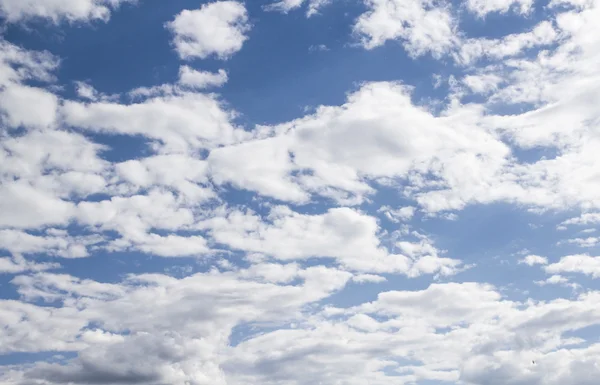 Blauwe lucht met wolken — Stockfoto