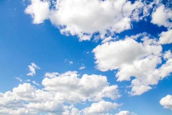 Blauwe lucht met wolken — Stockfoto