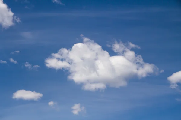 Nuages de ciel bleu — Photo