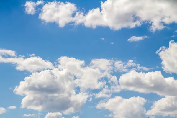 Blauwe lucht wolken — Stockfoto