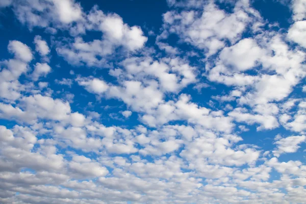 Blauer Himmel mit Wolken — Stockfoto