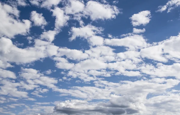 Blauwe lucht met wolken — Stockfoto