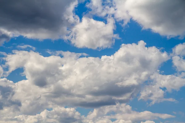 Moln och en blå himmel bakgrund — Stockfoto