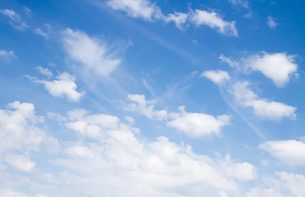 Ciel bleu avec nuages — Photo