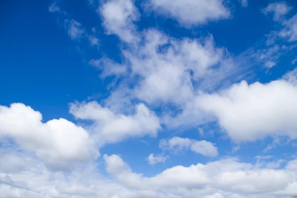 Blauwe lucht met wolken — Stockfoto