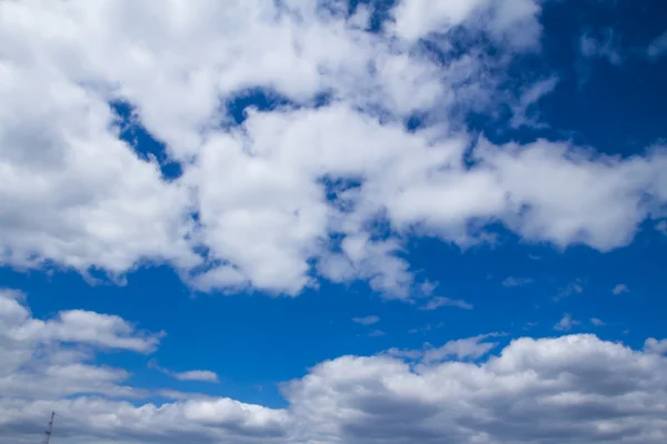 Moln och en blå himmel bakgrund — Stockfoto