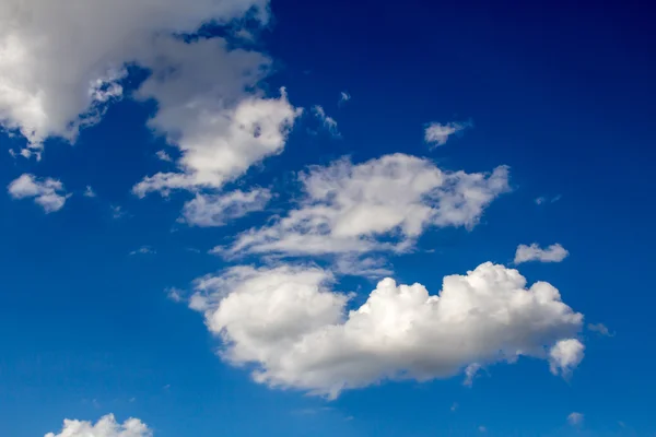 Nuages et fond bleu ciel — Photo