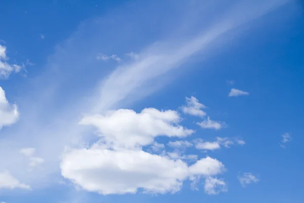 Ciel bleu avec nuages — Photo