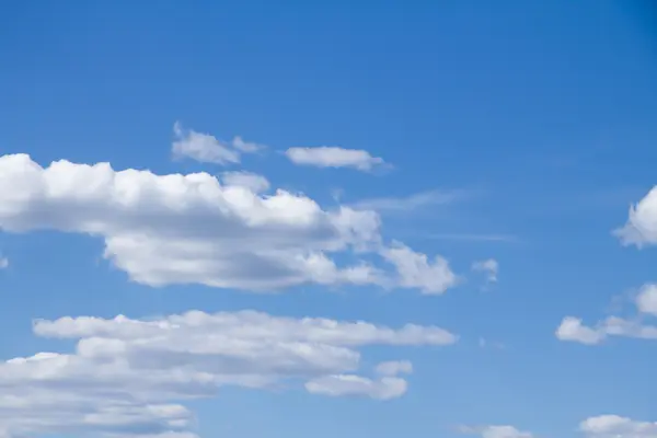 Céu azul com nuvens — Fotografia de Stock